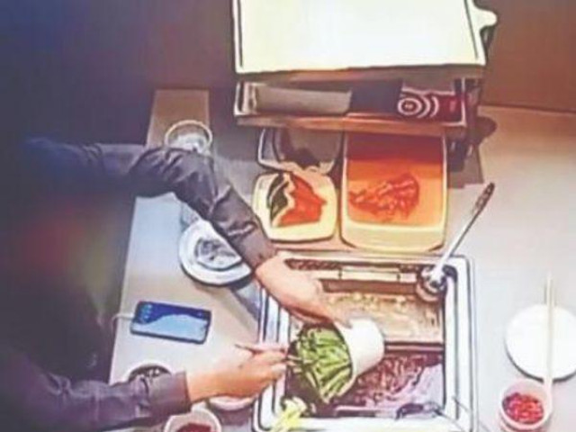 Phi thường - kỳ quặc - Thanh niên đi ăn 2 lần đều gặp nồi lẩu có gián, cầm tiền bồi thường chưa ấm tay thì "bi kịch" đã ập đến