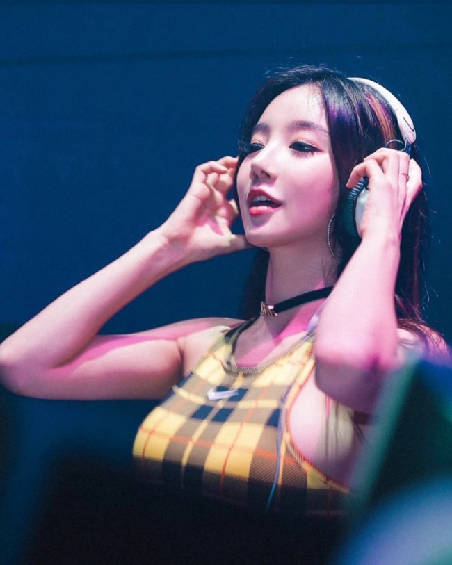 DJ Sura là cái tên có dấu ấn với những người yêu âm nhạc Hàn Quốc.
