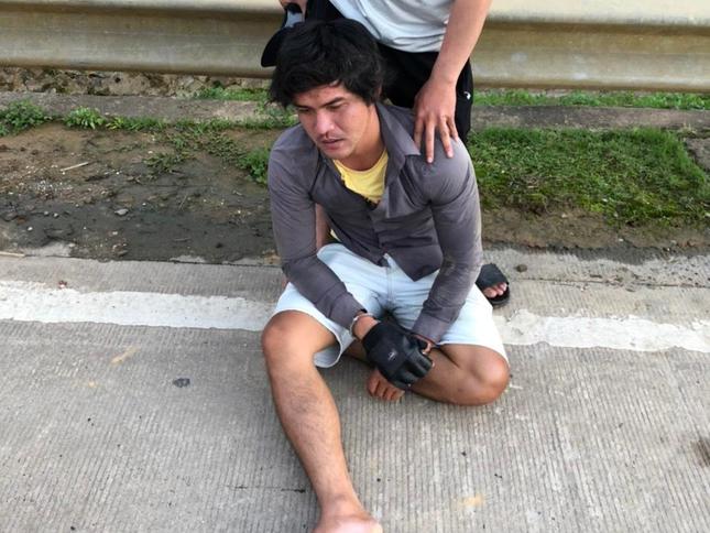 Truy đuổi khoảng 4km, khi đến đoạn qua UBND xã Đăk Man (huyện Đăk Glei), đường có lan can bảo vệ, xe công vụ đã ép xe của Hậu vào lề đường.