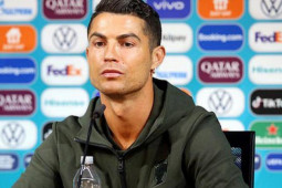 Kinh doanh - Ronaldo từ chối uống Coca Cola, giá trị vốn hóa công ty lập tức bốc hơi 4 tỷ USD