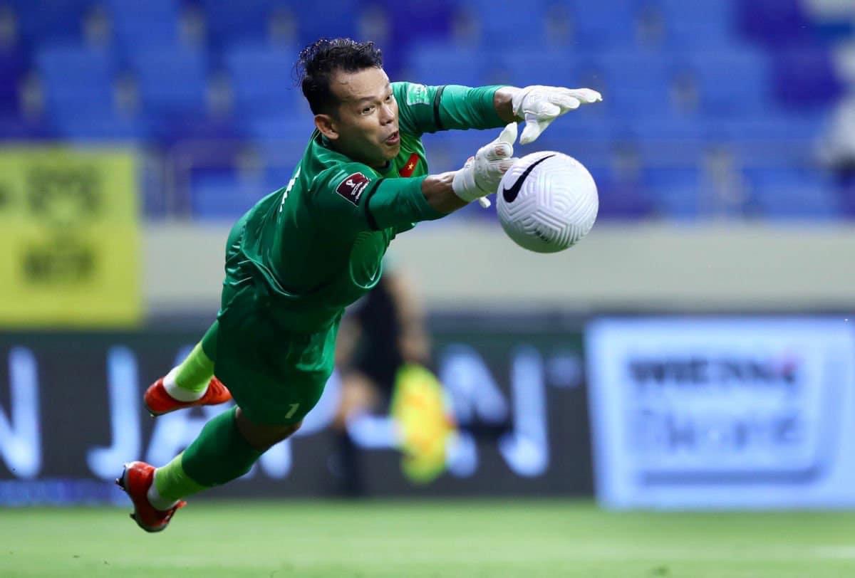 Thủ môn Tấn Trường xin lỗi vì bắt không tốt để thua UAE, sao Việt phản ứng bất ngờ - 1
