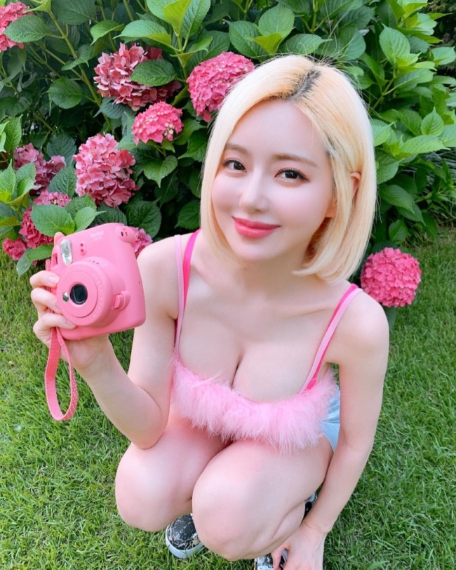Không được gặp mặt tại sự kiện các người đẹp DJ này càng khiến fan nam mong ngóng nhiều hơn.
