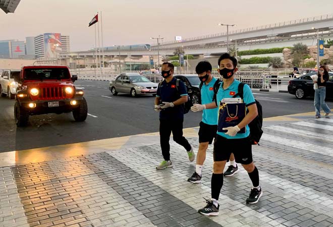 Cập nhật ĐT Việt Nam lên đường về nước: Máy bay đã hạ cánh xuống TP.HCM - 2