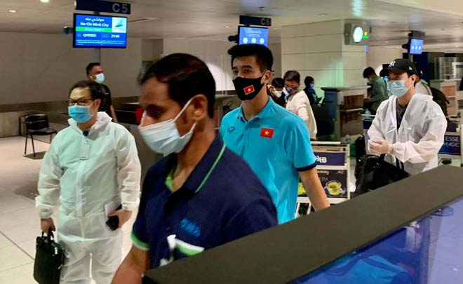 Cập nhật ĐT Việt Nam lên đường về nước: Máy bay đã hạ cánh xuống TP.HCM - 3