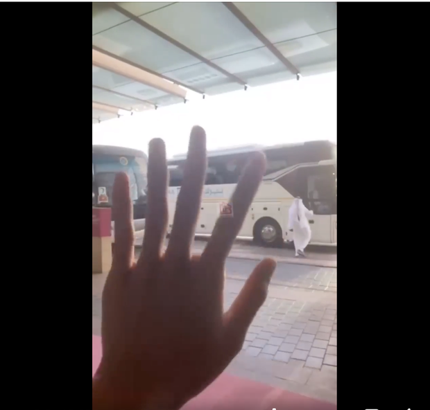 Trung vệ Bùi Tiến Dũng vẫy tay chào
tạm biệt các đồng đội, anh sẽ ở lại chờ bay cùng tuyển Thái
Lan sang Bangkok