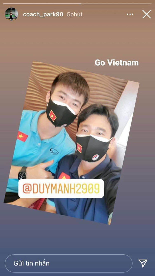HLV thể lực Park Sung Gyun tranh thủ
chụp ảnh cùng trung vệ Duy Mạnh