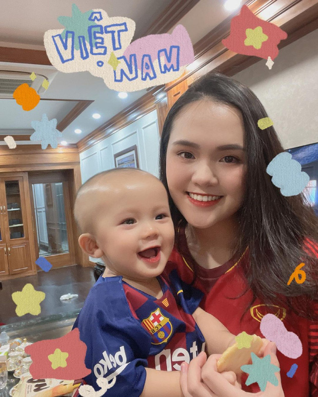 Quỳnh Anh, vợ trung vệ Duy Mạnh, chia
sẻ: "Tinh thần thi đấu của Việt Nam quá đỉnh. Tự hào vì kỳ tích và
tinh thần quyết tâm của đội tuyển"