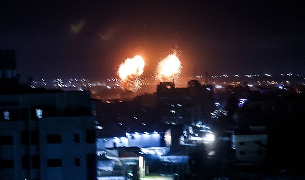 Loạt vụ nổ trong đêm ở Gaza do&nbsp;các chiến đấu cơ Israel không kích.