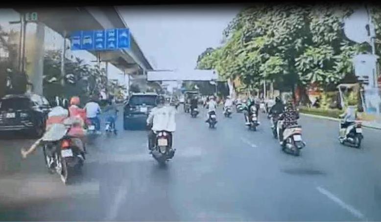 Sau khi lạng lách vượt lên, xe máy chở 2 thanh niên tông vào xe lead di chuyển phía trước.