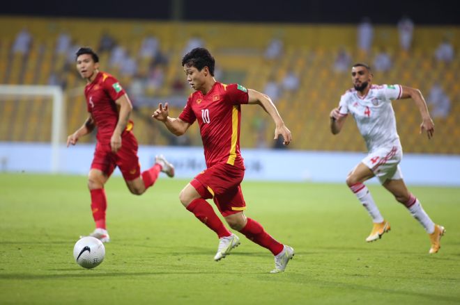 ĐT Việt Nam bị từ chối một quả phạt đền sau khi hậu vệ UAE phạm lỗi với Công Phượng trong vòng cấm địa