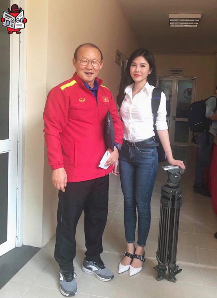 MC Thu Hoài trong lần tác nghiệp đưa tin thể thao đã có dịp chụp hình với HLV Park. Hình ảnh này từng được truyền thông Hàn Quốc đưa tin.