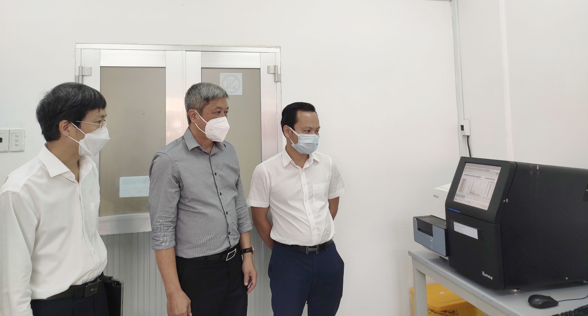 Thứ trưởng Nguyễn Trường Sơn kiểm tra hệ thống xét nghiệm tại Viện Pasteur TP. Hồ Chí Minh.