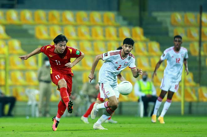 Minh Vương kiến tạo và ghi bàn giúp ĐT Việt Nam 2 lần chọc thủng lưới đội chủ nhà UAE trên sân Zabeel ở Dubai tối 15/6