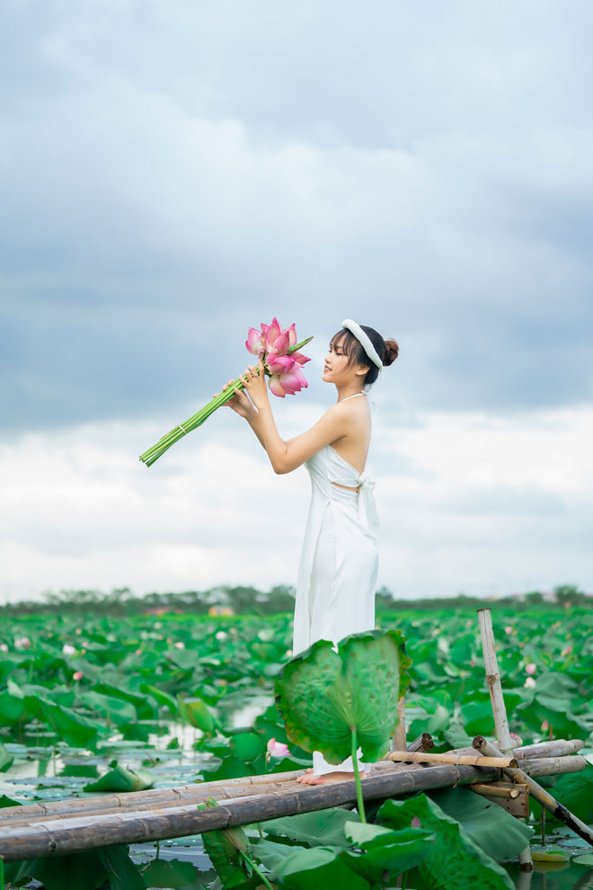 Cô gái đang chụp ảnh sen thì bị lật thuyền, cảnh tượng sau đó khiến nhiều người trầm trồ - 5