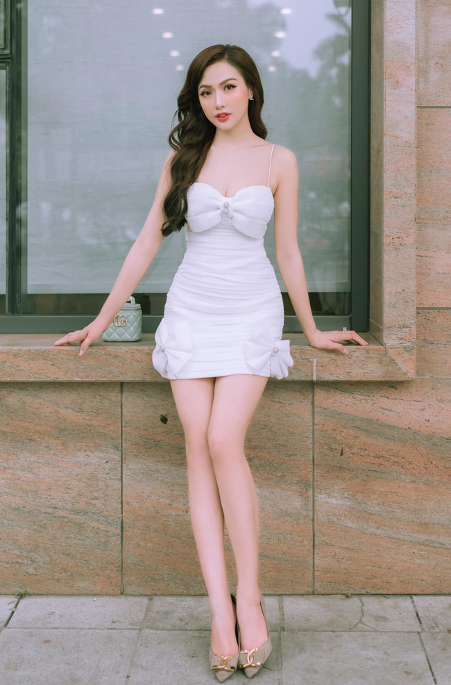 Vũ Hà theo đuổi gu thời trang nữ tính và thanh lịch.&nbsp;

