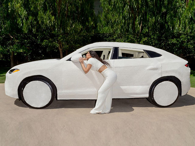 Tin tức ô tô - Lạ lùng với Lamborghini Urus "bọc lông" của cô Kim siêu vòng ba