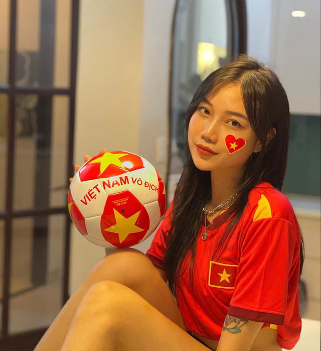 Hot girl Việt mặc trang phục cổ vũ tuyển Việt Nam lọt vòng loại thứ 3 WC 2022 - 9