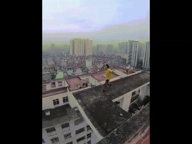 Bạn trẻ - Cuộc sống - Clip biểu diễn parkour của bạn trẻ Việt gây tranh cãi: Nhảy lộn ngược qua nóc nhà