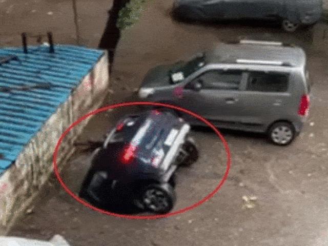 Tin tức ô tô - Video: Hố tử thần nuốt ô tô con chìm nghỉm xuống đáy sâu