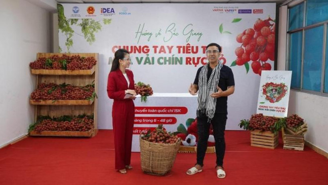 Nghệ sĩ Quyền Linh livestream quảng bá giới thiệu đặc sản vải thiều Bắc Giang. Ảnh: BCT