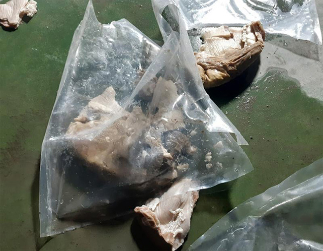 Tại các kho hàng, ma túy được chia nhỏ, nhét vào dạ dày lợn, cấp đông rồi trà trộn, giấu cùng với thịt lợn không có ma túy, sau đó gắn thiết bị định vị vận chuyển ra nước ngoài tiêu thụ.
