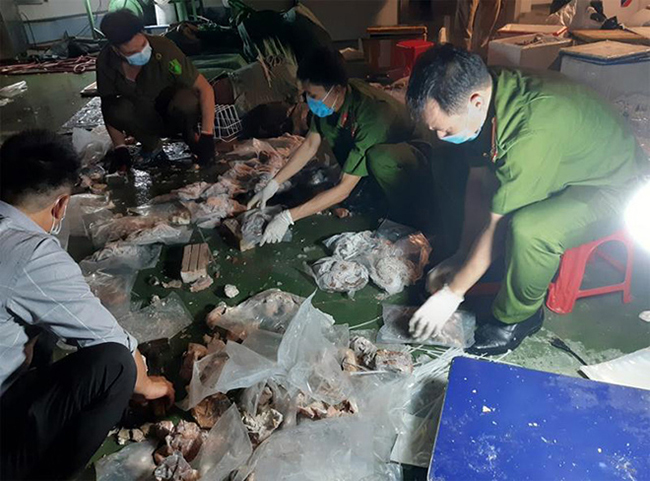 Các đối tượng khai nhận với thủ đoạn nêu trên từ tháng 1/2021 đến nay, các đối tượng đã vận chuyển trái phép 5 chuyến hàng, trong đó 3 chuyến hàng có chứa ma túy, mỗi chuyến các đối tượng vận chuyển trót lọt 90kg ketamin (tổng số 270kg)
