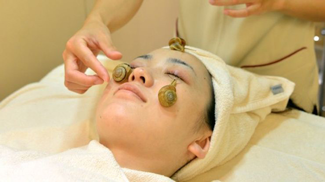Chăm sóc da mặt bằng ốc sên: Các thẩm mỹ viện ở Đông Nam Á đã thực hiện cách chăm sóc da mặt bằng ốc sên từ nhiều năm nay. Đông Nam Á được biết đến là một trong những điểm đến spa hàng đầu thế giới, vì vậy các liệu pháp chăm sóc da mặt của họ rất tuyệt vời. 

