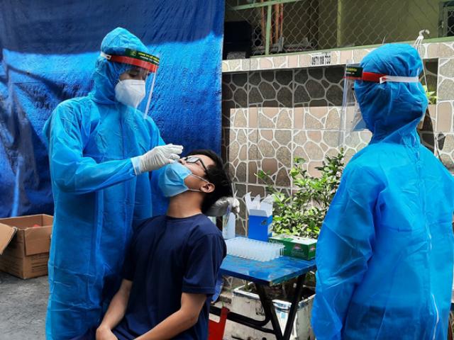 Tin tức trong ngày - Nhân viên UBND quận 7 cùng nhiều người thân dương tính với SARS-CoV-2