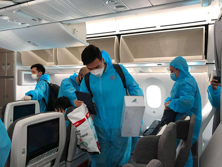 Cập nhật ĐT Việt Nam lên đường về nước: Máy bay đã hạ cánh xuống TP.HCM - 4