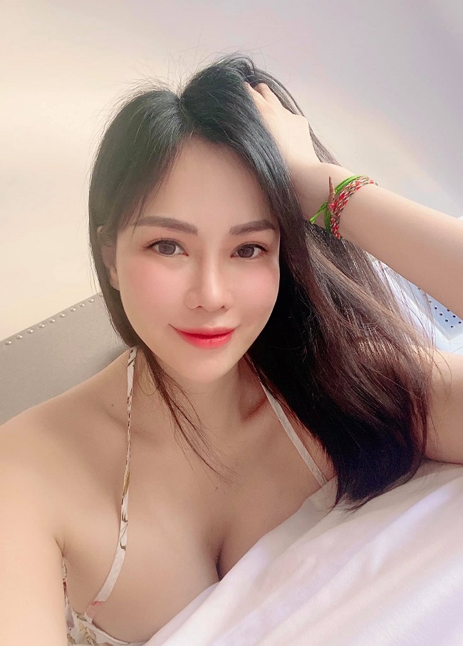 Con dâu tỷ phú Hoàng Kiều - nữ người mẫu Đào Lan Phương, gây sốt khi đăng tải hình ảnh “giường chiếu” nóng bỏng. Người đẹp tạo nhiều dáng gợi cảm khiến fan khó lòng rời mắt.
