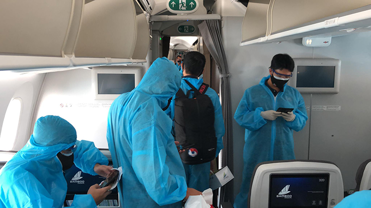 Cập nhật ĐT Việt Nam lên đường về nước: Máy bay đã hạ cánh xuống TP.HCM - 2