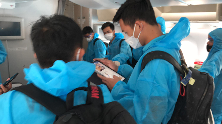 Cập nhật ĐT Việt Nam lên đường về nước: Máy bay đã hạ cánh xuống TP.HCM - 1