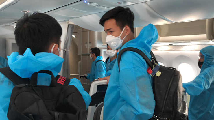 Cập nhật ĐT Việt Nam lên đường về nước: Máy bay đã hạ cánh xuống TP.HCM - 3