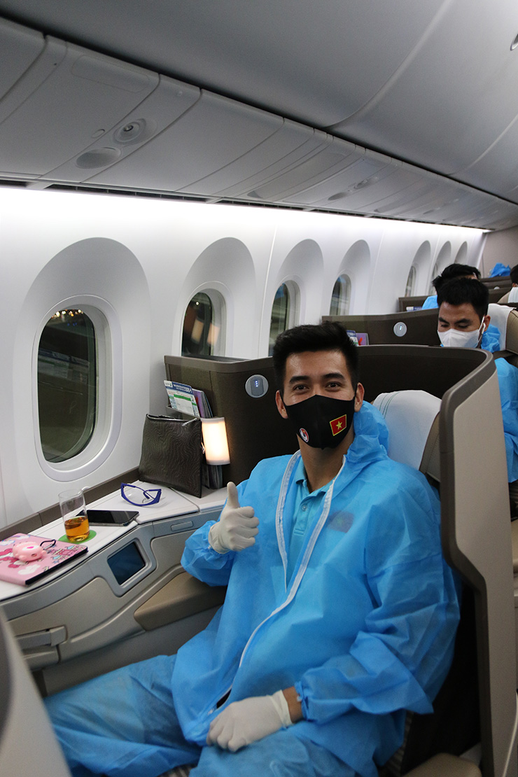 Cập nhật ĐT Việt Nam lên đường về nước: Máy bay đã hạ cánh xuống TP.HCM - 15