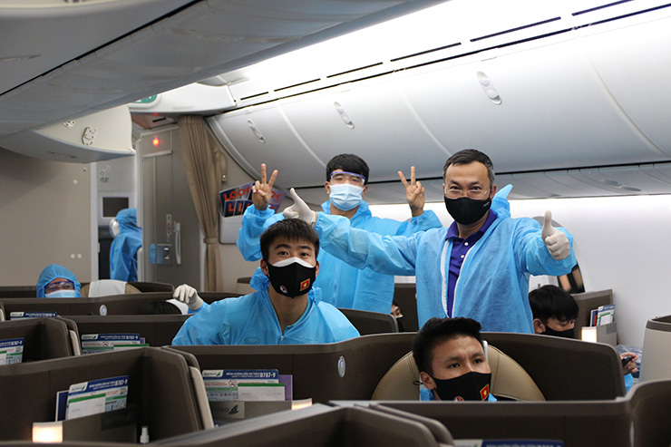 Cập nhật ĐT Việt Nam lên đường về nước: Máy bay đã hạ cánh xuống TP.HCM - 13