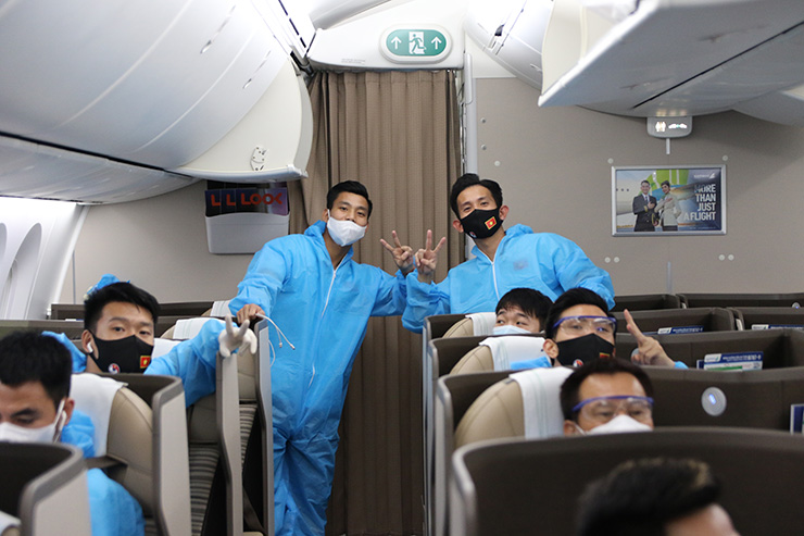 Cập nhật ĐT Việt Nam lên đường về nước: Máy bay đã hạ cánh xuống TP.HCM - 14