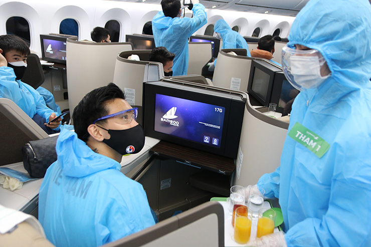 Cập nhật ĐT Việt Nam lên đường về nước: Máy bay đã hạ cánh xuống TP.HCM - 12