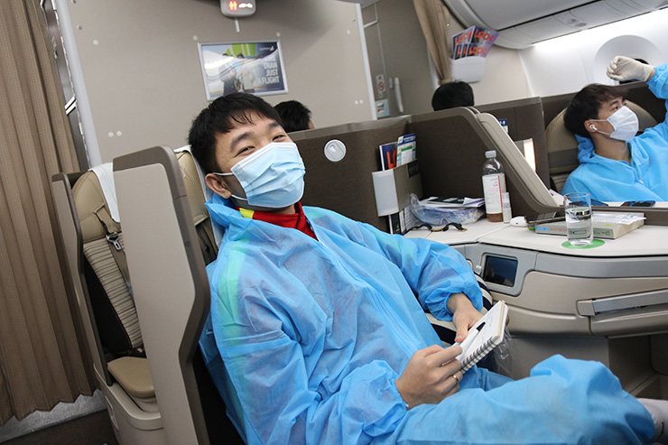 Cập nhật ĐT Việt Nam lên đường về nước: Máy bay đã hạ cánh xuống TP.HCM - 11