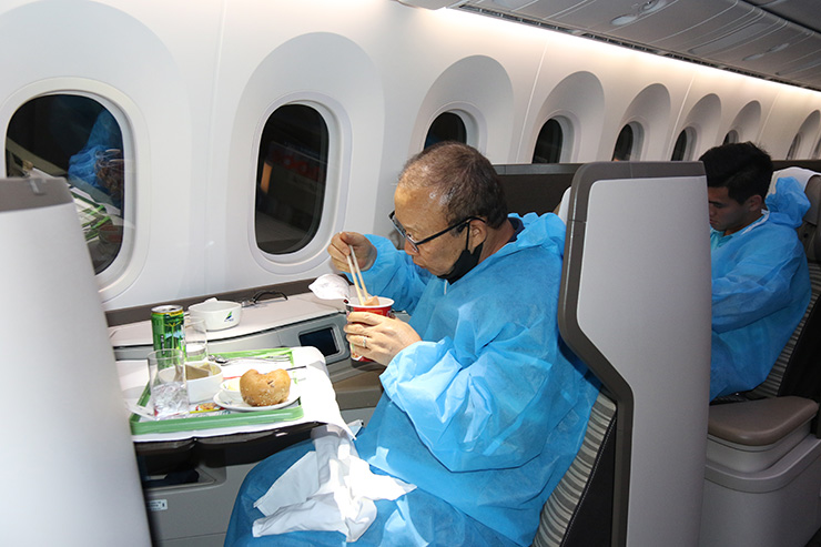 Cập nhật ĐT Việt Nam lên đường về nước: Máy bay đã hạ cánh xuống TP.HCM - 8