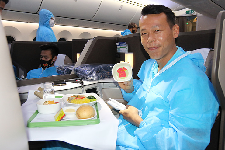 Cập nhật ĐT Việt Nam lên đường về nước: Máy bay đã hạ cánh xuống TP.HCM - 7