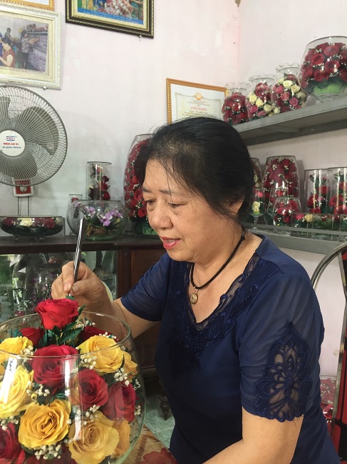 Bà Việt với nghề làm hoa bất tử học được trong thời gian sang Thái Lan làm giúp việc.