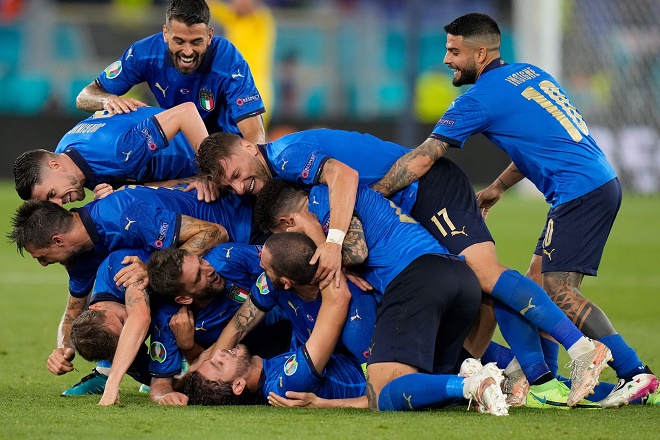 Italia là đội đầu tiên lọt vào vòng 1/8 EURO 2020