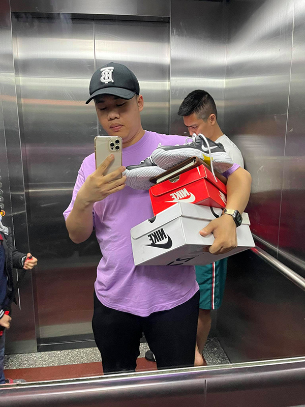 Doanh nhân Nguyễn Minh với nhiệt huyết sưu tầm những mẫu giày Nike và truyền đam mê này với cộng đồng yêu thích giày Sneaker