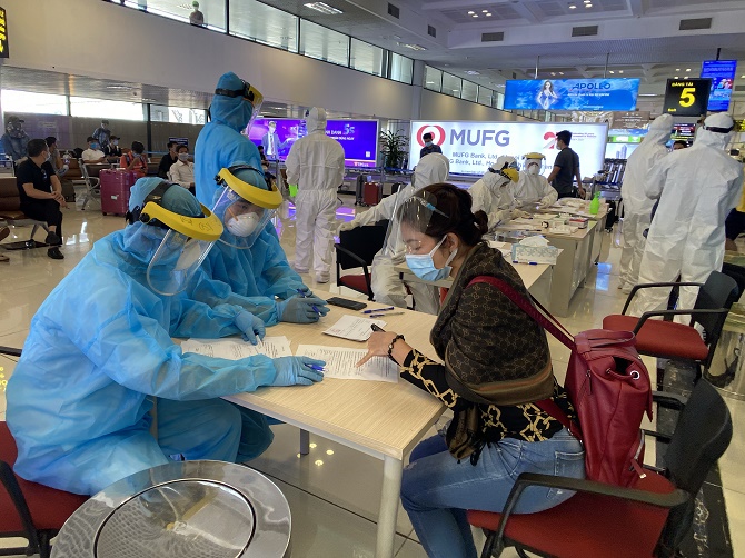 Hướng dẫn khai báo y tế trước khi lấy mẫu cho hành khách từ TP Hồ Chí Minh đến Hà Nội.
