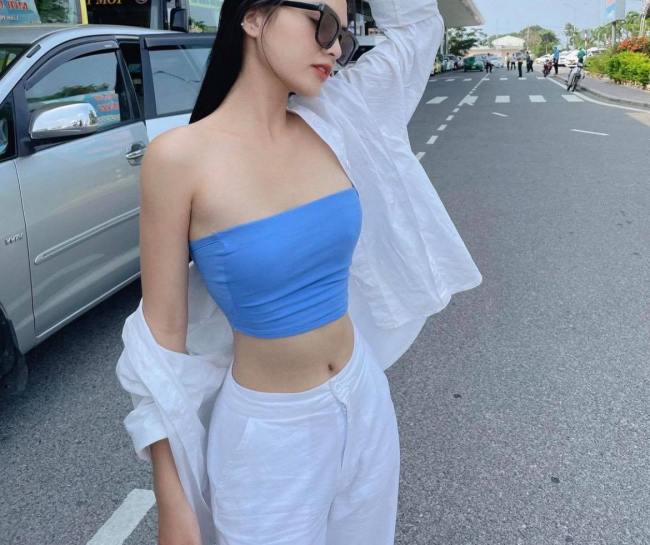 Bạn nên mặc kết hợp với áo khoác ngoài để kín đáo khi cần, gợi cảm khi muốn.
