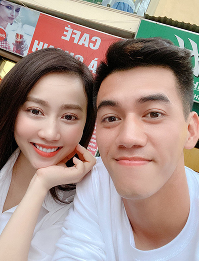 Tiến Linh và Huỳnh Hồng Loan quen nhau qua Facebook. Học trò của HLV Park Hang Seo tiết lộ anh là người chủ động kết bạn và nhắn tin trò chuyện. Vì cùng sống ở Bình Dương nên cả hai thường hẹn hò rủ nhau đi chơi, tìm hiểu nhau.
