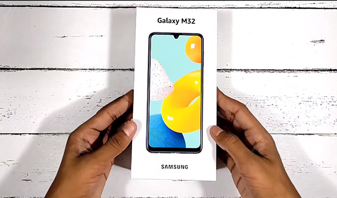 Hình ảnh từ video mở hộp&nbsp;Galaxy M32.