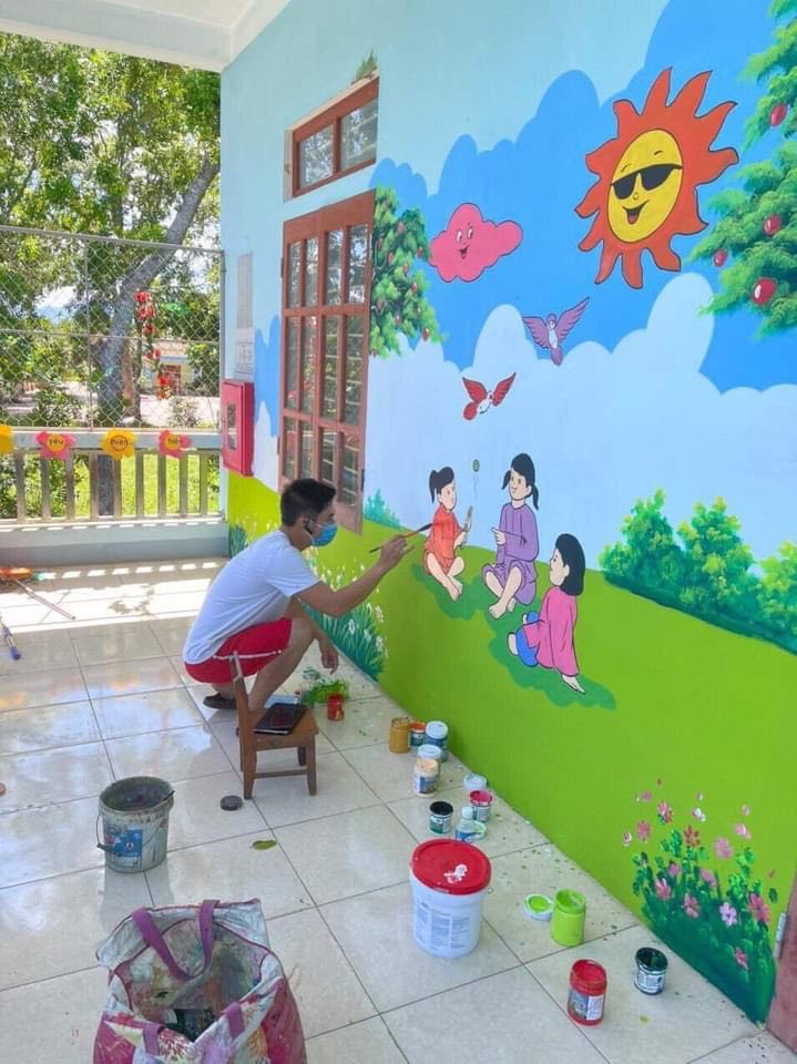 Thầy Lợi vẽ tranh lên bức tường ở trường mầm non khi đang thực hiện cách ly khiến nhiều người thích thú.