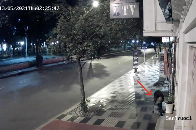Rạng sáng 13-5, tại vị trí trước nhà số 102-104 đường Lê Lai, camera ghi lại cảnh&nbsp;một người đàn ông đang lấy trộm đồng hồ nước. Ảnh cắt từ camera