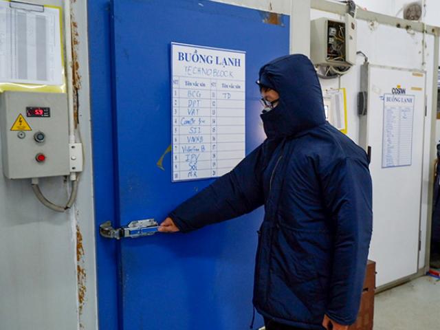 Tin tức trong ngày - TP.HCM tiếp nhận 300.000 liều vắc xin phòng COVID-19 của AstraZeneca đợt 5